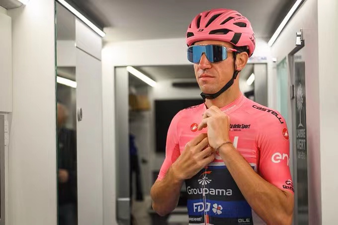 De roze opperheer van het wielrennen - de roze kampioenstrui van de Giro d'Italia